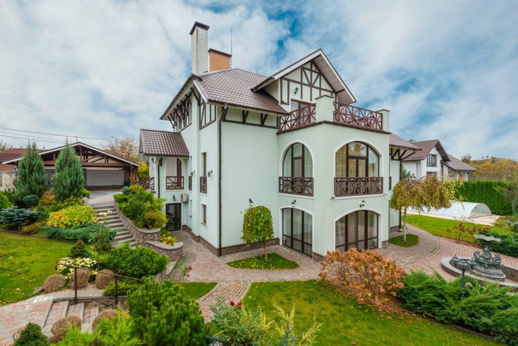 pexels-photo-8092385-8092385 Stunning suburban home with lush garden and modern architectural design, featuring spacious balconies.